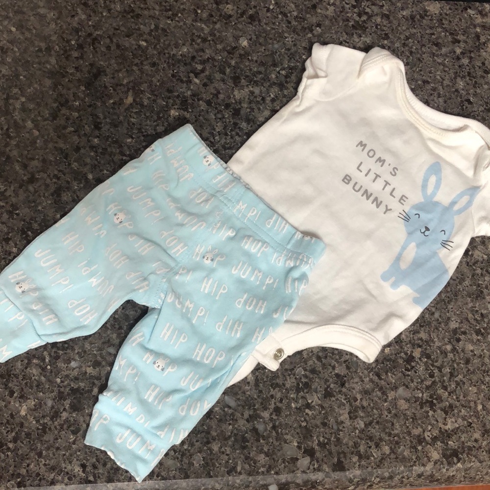 Carter’s springtime newborn onesie and pants EUC